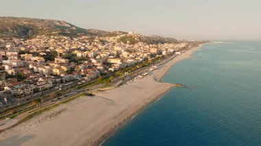 Calabria 'daki Roccella Ionica kasabası yaz öncesi gün batımında.
