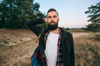 hipster çingene adam ormanda