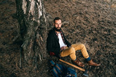hipster çingene adam ormanda