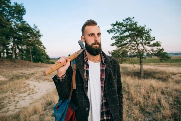 Hipster Cygan człowieka w lesie — Zdjęcie stockowe