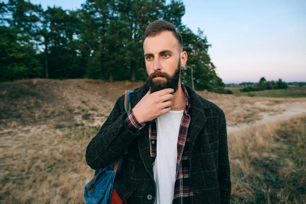 Hipster uomo zingaro nella foresta — Foto Stock