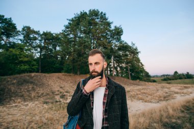 hipster çingene adam ormanda