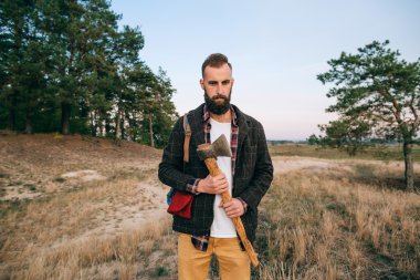hipster çingene adam ormanda