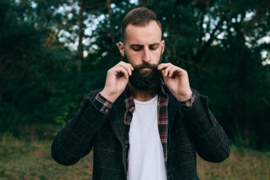 hipster çingene adam ormanda