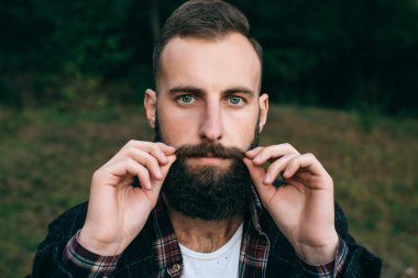 hipster çingene adam ormanda