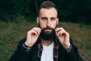 hipster çingene adam ormanda