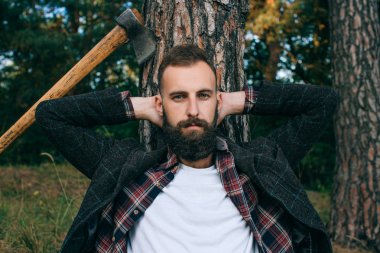 hipster çingene adam ormanda