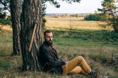 hipster çingene adam ormanda