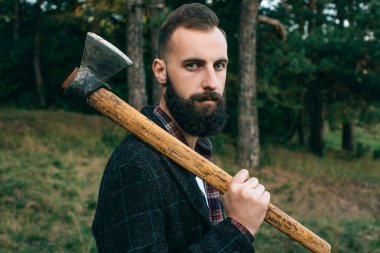 hipster çingene adam ormanda