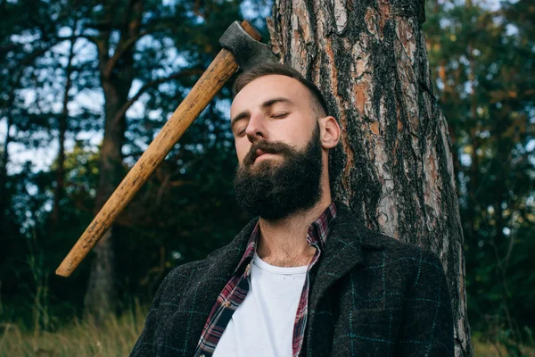 Hipster Cygan człowieka w lesie — Zdjęcie stockowe