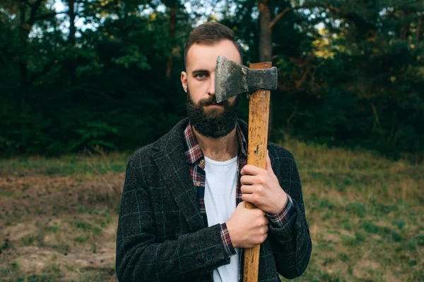 Hipster Cygan człowieka w lesie — Zdjęcie stockowe