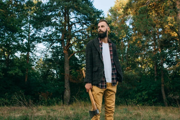 Hipster cigano homem na floresta — Fotografia de Stock