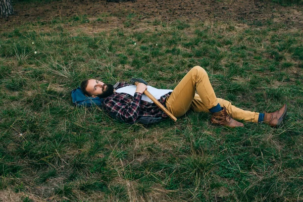 Sakallı adam çim üzerinde yalan