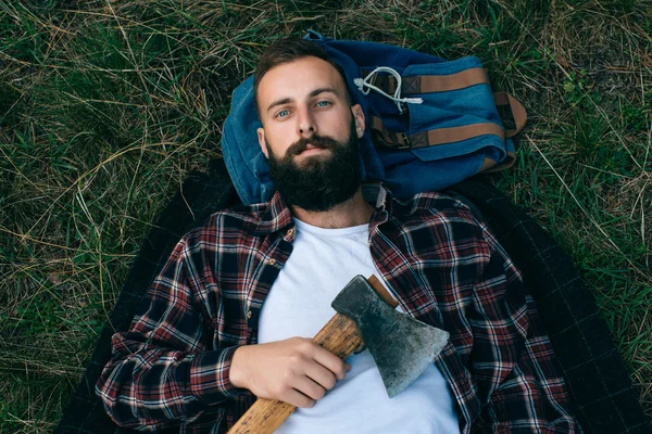 Homem barbudo deitado na grama — Fotografia de Stock