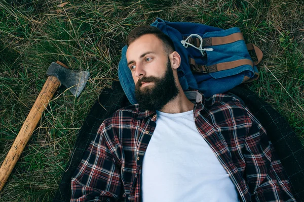 Uomo barbuto sdraiato sull'erba — Foto Stock