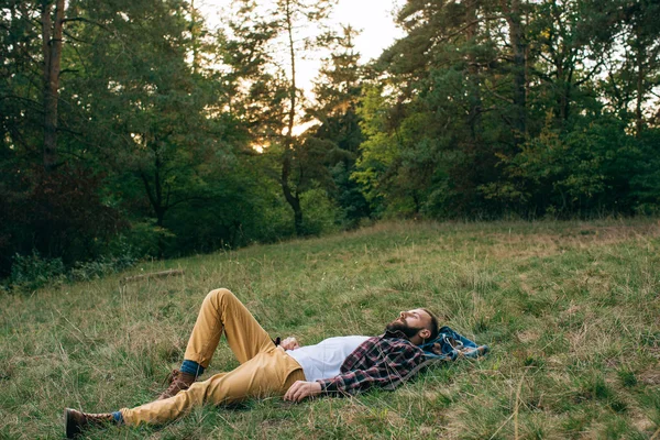 Barbudo hombre acostado en la hierba —  Fotos de Stock