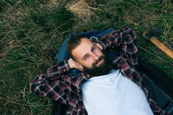 잔디에 누워 수염된 남자 — 스톡 사진