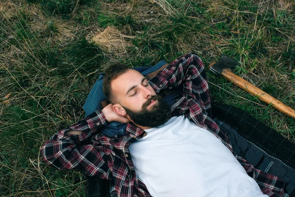 ผู้ชายมีเครานอนบนหญ้า — ภาพถ่ายสต็อก
