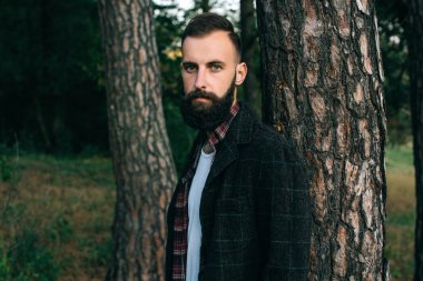 hipster çingene adam ormanda