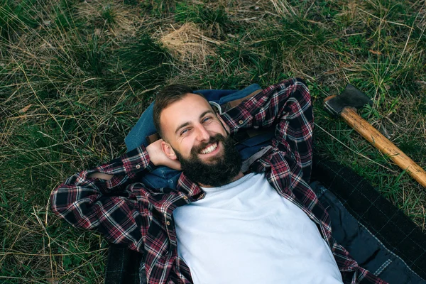 Uomo barbuto sdraiato sull'erba — Foto Stock