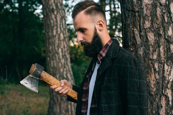 Hipster çingene adam ormanda — Stok fotoğraf