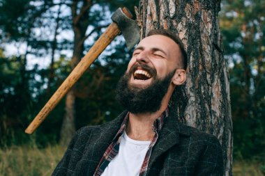 hipster çingene adam ormanda