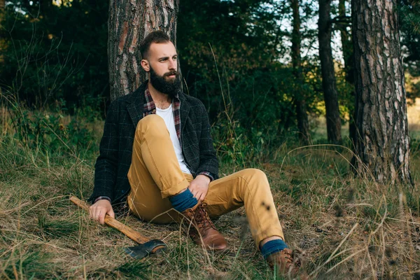 Retrato brutal barbudo y bigote leñador hipster Hombre gitano en el bosque con hacha —  Fotos de Stock