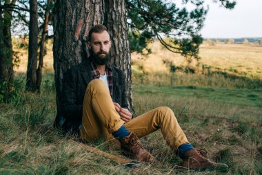 hipster çingene adam ormanda