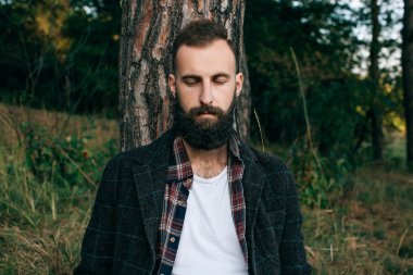 hipster çingene adam ormanda
