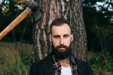 hipster çingene adam ormanda