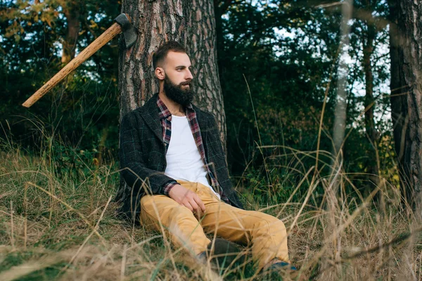 Hipster uomo zingaro nella foresta — Foto Stock