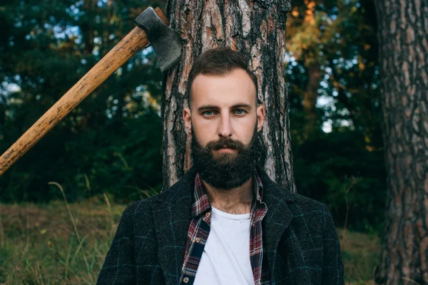 Hipster Zigeuner Mann im Wald — Stockfoto