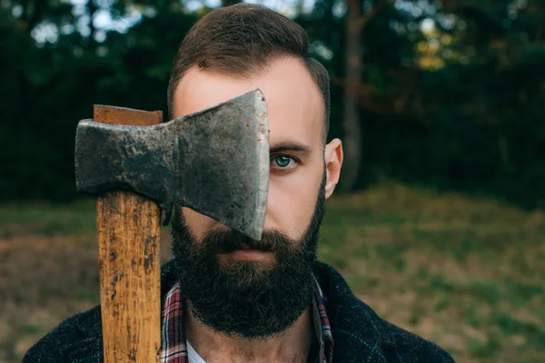 Retrato brutal barbudo y bigote leñador hipster Hombre gitano en el bosque con hacha —  Fotos de Stock