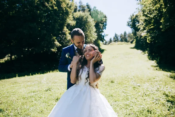Sensuella bruden och brudgummen på bröllopsdagen — Stockfoto