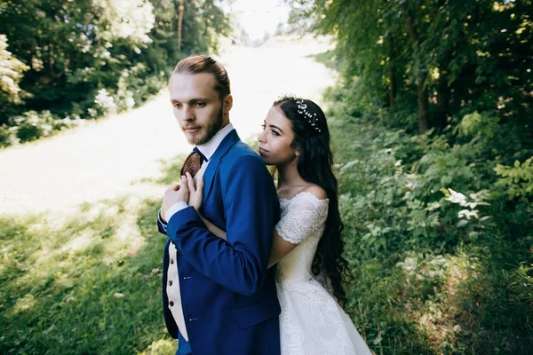 Smyslné nevěsty a ženicha na svatební den — Stock fotografie