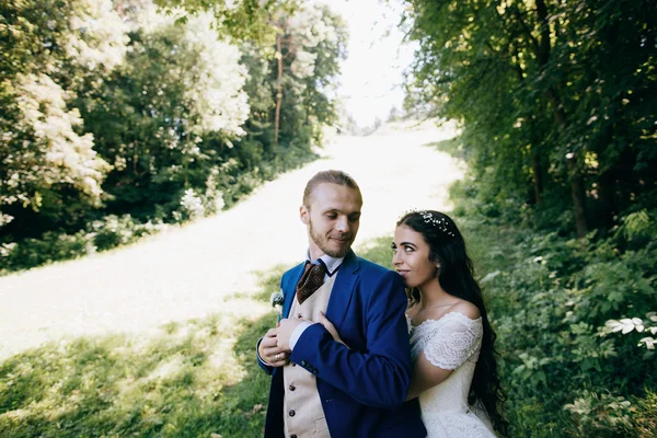 Smyslné nevěsty a ženicha na svatební den — Stock fotografie