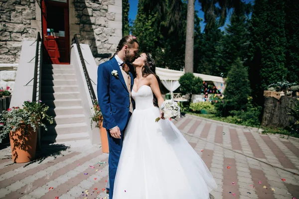 Lyckliga brudparet på bröllopsdagen — Stockfoto