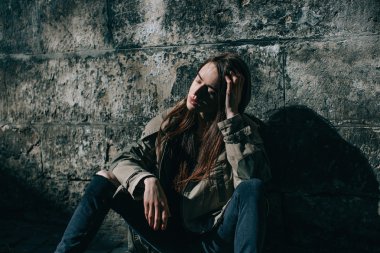 Yalnız genç hippi kız sokakta. baş ağrısı