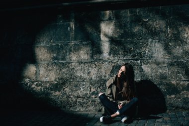 Yalnız genç hippi kız sokakta