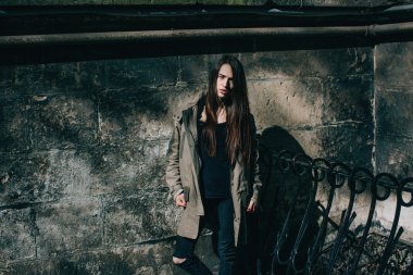 Yalnız genç hippi kız sokakta