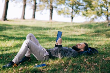 Sakallı adam bir kitap okuma