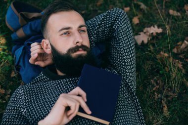 Sakallı adam bir kitap okuma