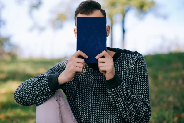 Бородатий чоловік читає книгу — стокове фото