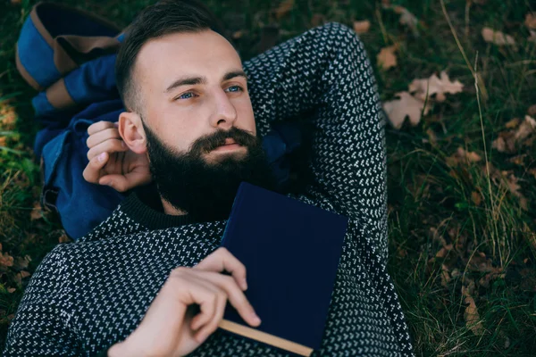 Uomo barbuto che legge un libro — Foto Stock