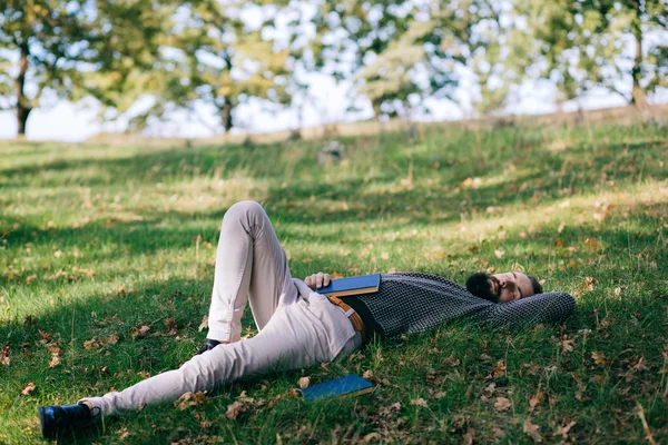 Brodaty mężczyzna leżał na trawie — Zdjęcie stockowe