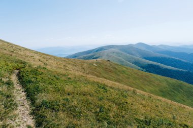 dağlar yeşil tepeler