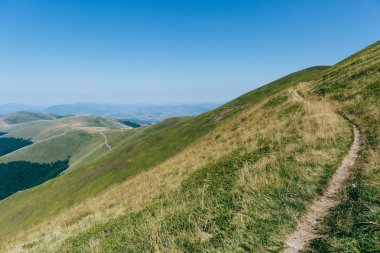 dağlar yeşil tepeler