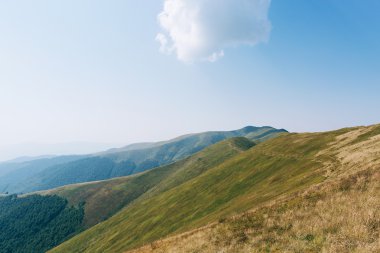 dağlar yeşil tepeler