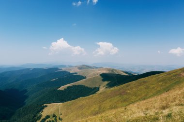 dağlar yeşil tepeler