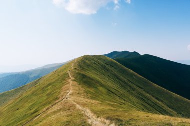 dağlar yeşil tepeler